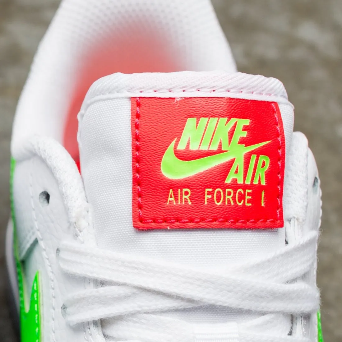 Nike Women Air Force 1 '07 (white / laser crimson-green strike)